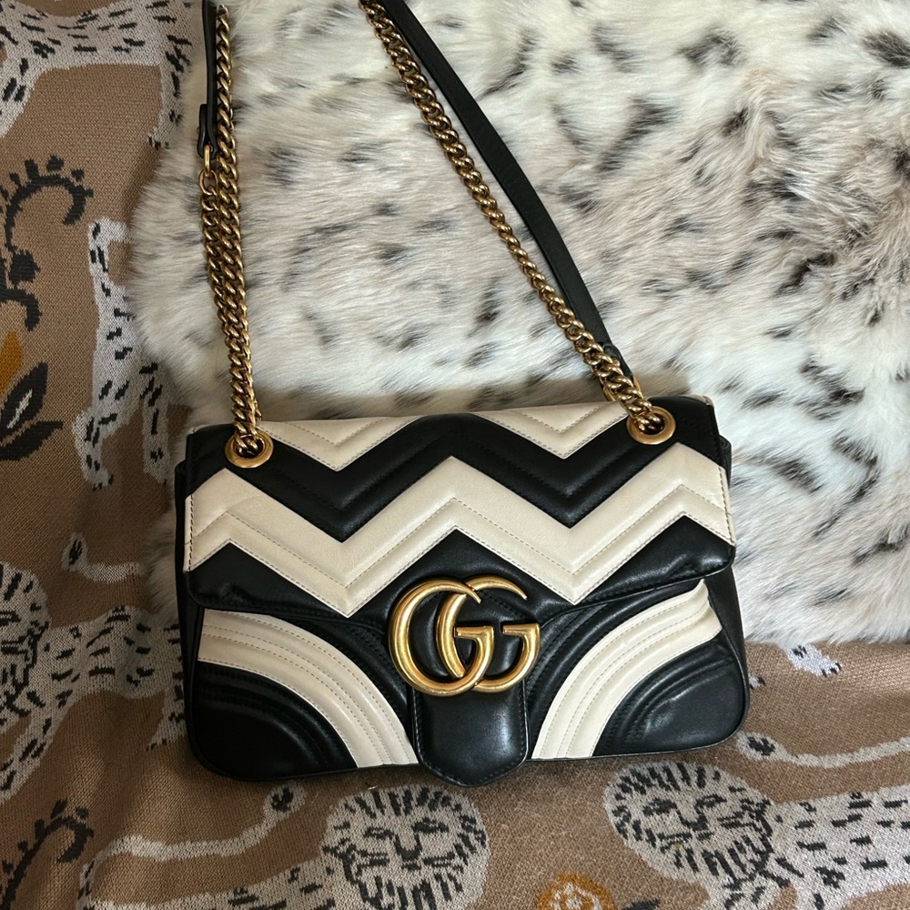GUCCI
Calfskin Matelasse Medium GG Marmont Shoulder Bag Black White